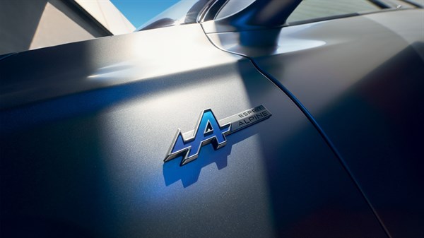 Версия Alpine Spirit - полный гибрид Renault Austral E-Tech