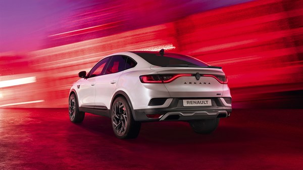 Renault Arkana E-Tech hibrid complet - gardă la sol, țeavă de eșapament dublă