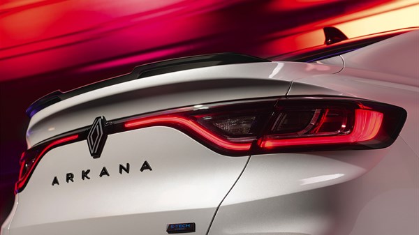 Renault Arkana E-Tech full hybrid - eleron mare, lumină și insignă E-Tech