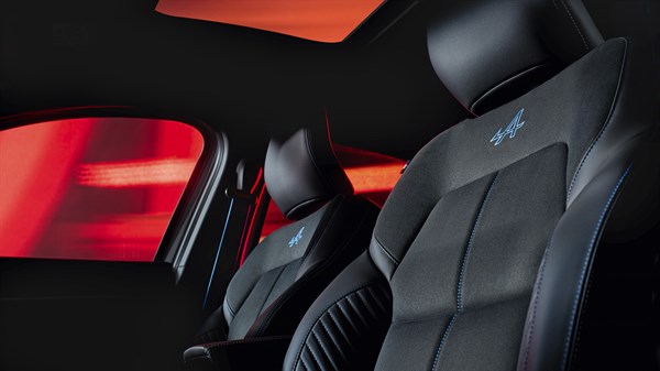 Renault Arkana E-Tech full hybrid - tapițerie și volan