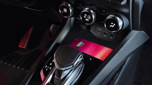 Renault Arkana E-Tech полный гибрид - индукционное беспроводное зарядное устройство и приборная панель